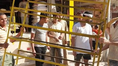 رفع الاشغالات والباعة الجائلين بالطريق الرئيسى بمدينة أخميم 