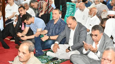  محافظ الدقهلية يؤدي صلاة الجمعة بمسجد النصر بالمنصورة 