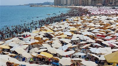 شواطئ الإسكندرية مأوي المواطنين للهروب من درجات الحرارة