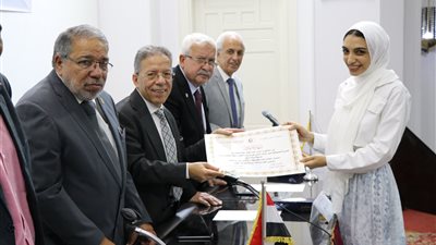 بالصور.. الأطباء تكرم أوائل الخريجين بمختلف المحافظات