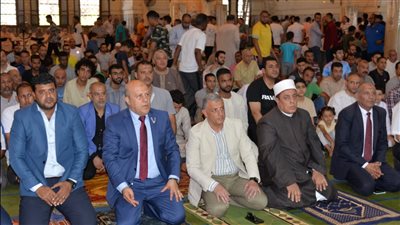 محافظ الإسماعيلية يؤدي شعائر صلاة الجمعة بمسجد أبوبكر الصديق