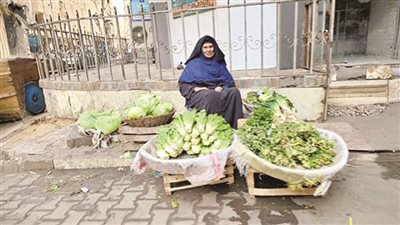 بطولات الكادحين على أرصفة »لقمة العيش«