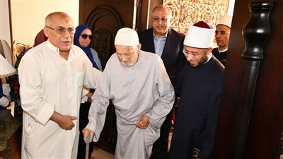 وزير الأوقاف يزور الشيخ منصور الرفاعي عبيد بمنزله ويؤكد شعارنا هو الوفاء