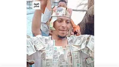 بالعقد والتاج .. عريس بالأقصر  يجمع نقوطاً أكثر من نصف مليون جنيه في زفافه (شاهد) 