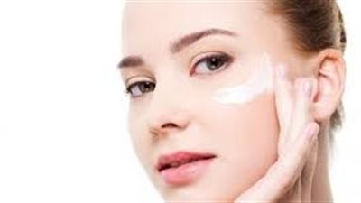 خطوات بسيطة للحصول على بشرة أكثر نضارة حول العين.. تفاصيل