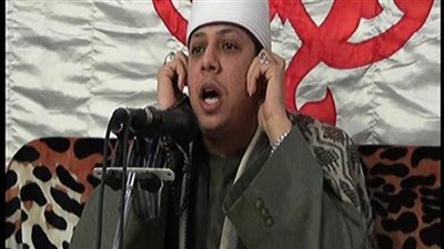 قاريء يثير السخط بالتراقص خلال التلاوة.. ونقابة القراء تتوعده بإجراء رادع 