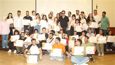 رئيس مهرجان المسرح المصري يمنح شهادات للمشاركين في ورشة التمثيل.. صور 