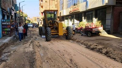 سوهاج تنفذ حملات مكبرة للنظافة وتمهيد وتسوية الطرق بمركز دار السلام 