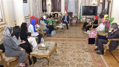 رئيس جامعة القاهرة يلتقي فريق الدراسات المستقبلية بكلية الإعلام
