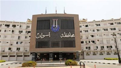 محافظ أسوان يقدم واجب العزاء لأسر 4 فتيات تعرضن للغرق بكوم أمبو