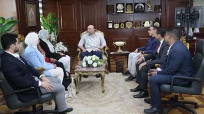 محافظ بني سويف يلتقي مجموعة من خريجي البرنامج الرئاسي