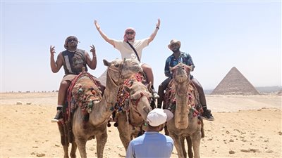 المغني الأمريكي العالمي جيسون ديرولو يزور الأهرامات 