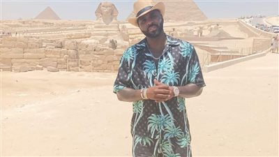بالصور .. جيسون ديرولو يزور الأهرامات 