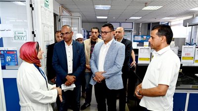 وزير الإسكان يقوم بزيارة مفاجئة لمحطة تنقية مياه الشرب 