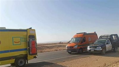 مصرع شخص وإصابة 15 آخرين فى انقلاب ميكروباص بطريق قنا الصحراوي