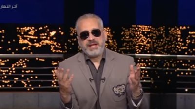 تامر أمين يظهر بنظارة سوداء على الهواء ويكشف السبب (فيديو)