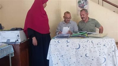 محافظ بني سويف يناقش الجهود الميدانية للجنة شؤون القرى 