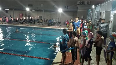 استمرار تدريبات السباحة المسائية بمركز شباب الحرية