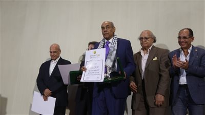 أحمد بدير يدعم القضية الفلسطينية في ختام مهرجان جمعية الفيلم.. صور 