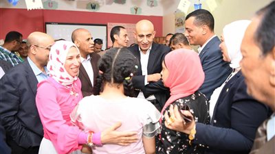  وزير التربية والتعليم يزور مدرستين فى قنا 
