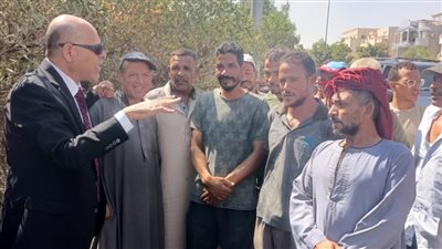 وزير العمل في جولة بين العمالة غير المنتظمة داخل 