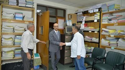 رئيس جامعة أسيوط يتفقد  الإدارات والوحدات للاطمئنان على انتظام سير العمل