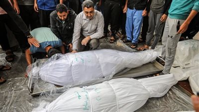 استشهاد 12 فلسطينيا في قصف للاحتلال على مدرسة تؤوي نازحين في مخيم النصيرات