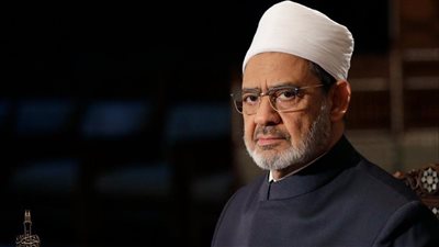 الإمام الأكبر يهدي 