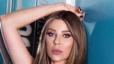 ريش النعام يعكس جاذبية كارلا حداد 