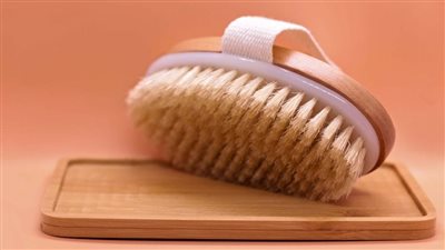 فوائد استخدام الفرشاة الجافة .. ونصائح لتحقيق أفضل نتائج