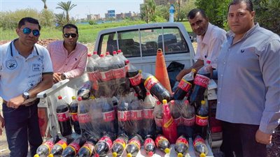 ضبط مشروبات غازية منتهية الصلاحية وغير صالحة للاستهلاك بالفيوم 