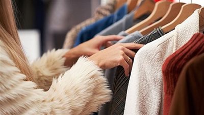 سحب ملابس مسرطنة من الأسواق.. السلطات تكشف السبب