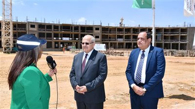 رئيس جامعة القاهرة يتفقد مشروع أكبر مجمع طبي لعلاج الأطفال 