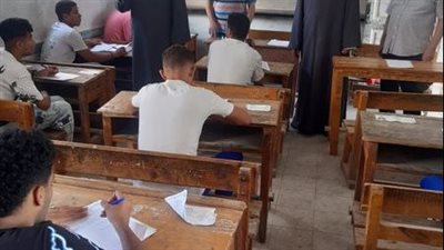 السعادة تسيطر على طلاب الثانوية الأزهرية لسهولة امتحان مادة التفسير 