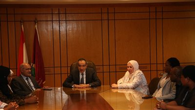 رئيس جامعة الفيوم يستقبل عددًا من أطباء الدول الأفريقية