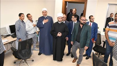  وزير الأوقاف يتابع سير العمل بالوزارة ويلتقي الموظفين ويستمع لطلباتهم 