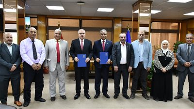 رئيس جامعة قناة السويس يتفقد مشروعات تخرج 780 طالبًا بقسم الجغرافيا