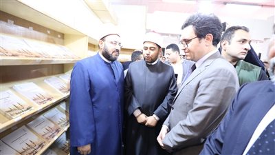 وزير الثقافة ومحافظ الإسكندرية يتفقدان جناح الأزهر بمعرض الكتاب بالإسكندرية