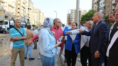 محافظ القاهرة يتابع عمليات إصلاح كسر ماسورة مياه بمدينة نصر (صور)