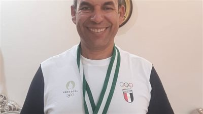 الرئيس السيسي يمنح أستاذ بجامعة المنصورة نوط الامتياز 