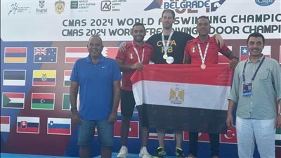 الشاذلى وسط ابطال سباحة سموحة عقب فوزهم بصربيا 