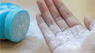 هل تسبب بودرة التلك الإصابة بسرطان المبيض.. أطباء يجيبون