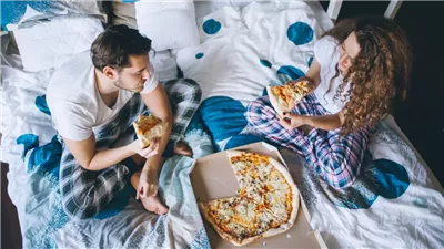 أخصائي سمنة: هذه الأطعمة يمكن تناولها ليلًا قبل النوم دون زيادة وزن