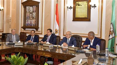 رئيس جامعة القاهرة يجتمع مع مجلس أمناء المعهد القومي للأورام الجديد 500 500 