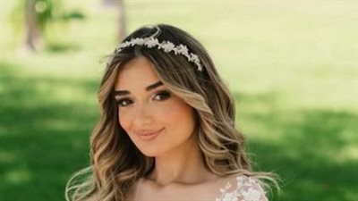  ملك أحمد زاهر تتألق بصيحة الاوف شولدر