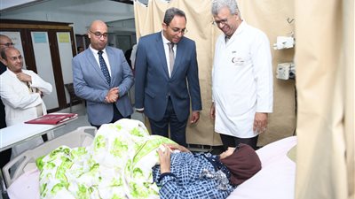 محافظ قنا يبدأ جولاته على المستشفيات من نجع حمادي 