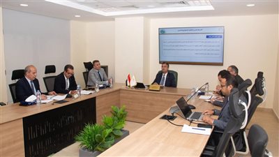 وزير التموين  يجتمع برئيس شركة للصوامع والتخزين