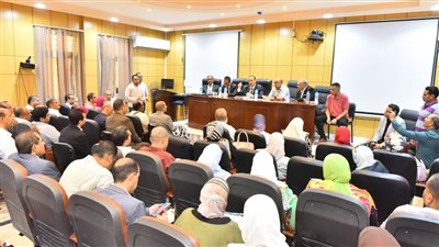 محافظ أسيوط يلتقى قيادات القطاع الصحى لاستعراض الجهود والنهوض بالخدمات