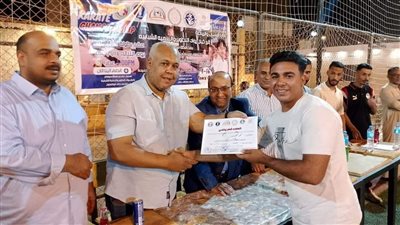   صور.. رئيس سوهاج الجديدة يوزع جوائز نادي شباب جيل المستقبل 