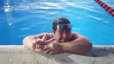 سباح من ذوي الهمم يواصل تدريبات عبور المانش بالغردقة